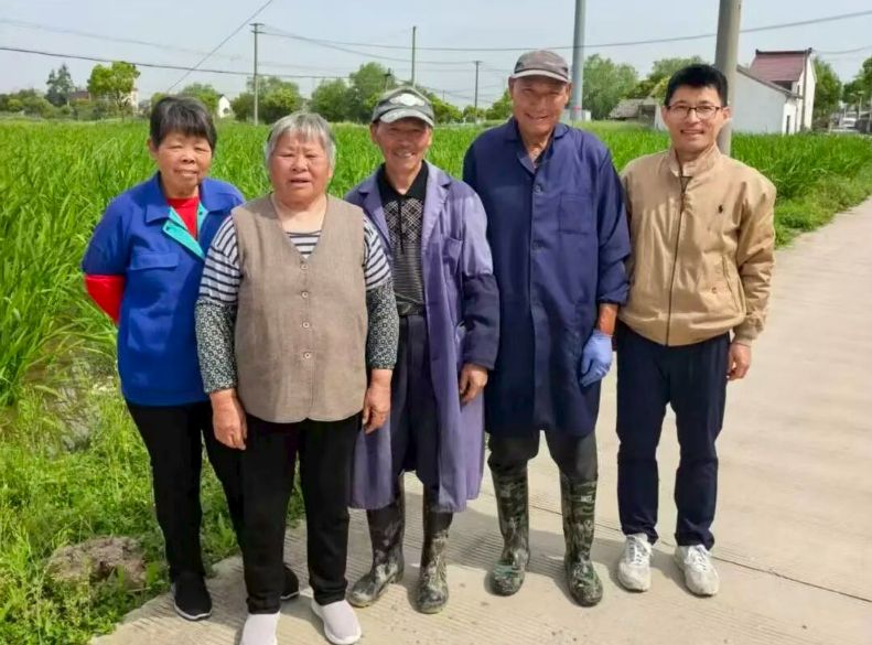 农户与技术人员在茭白田边合影